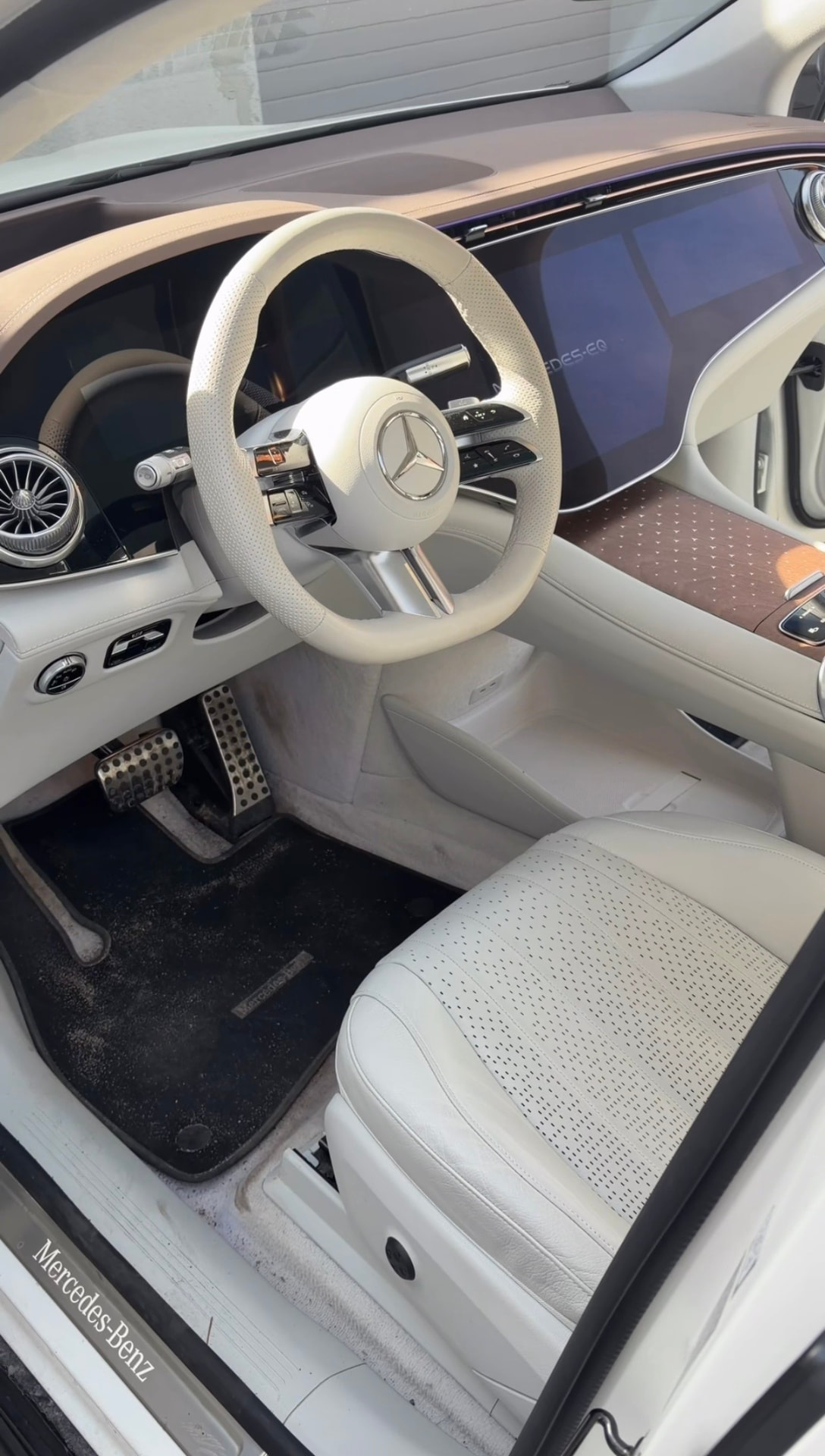 Mercedes EQS salona detailings — PIRMS
